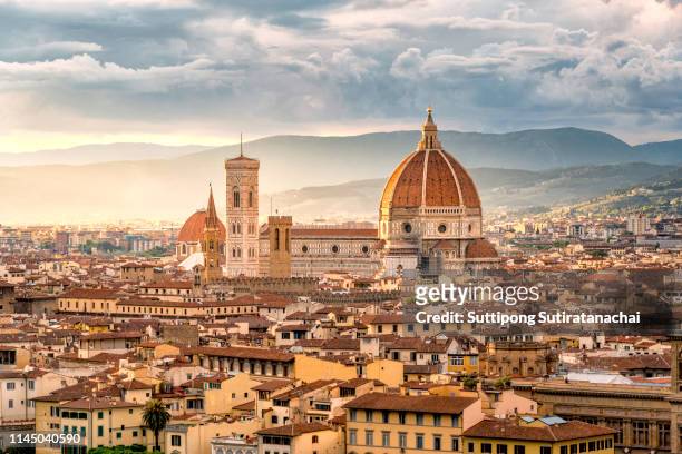 beautiful sunset cityscape view of the santa maria nouvelle duomo and the town of florence, in the italian tuscany. - italien stock-fotos und bilder