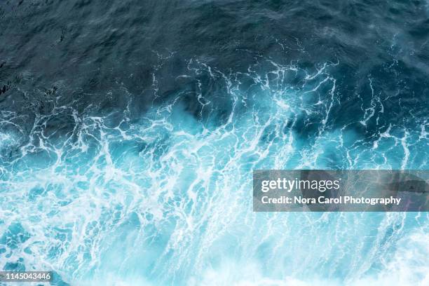 aerial view of ocean waves - vue subjective de drone photos et images de collection