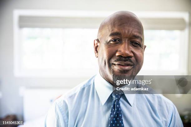 retrato de un empresario negro feliz madura - testimonial fotografías e imágenes de stock