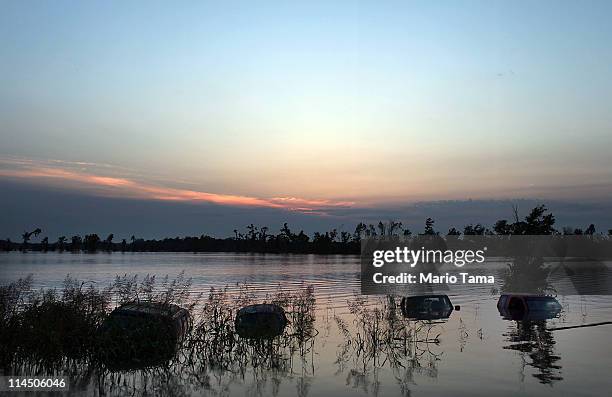 Flooded cars sit in the Yazoo River floodwaters near Yazoo City May 22, 2011 in Yazoo County, Mississippi. The Yazoo River floodwaters are forecast...