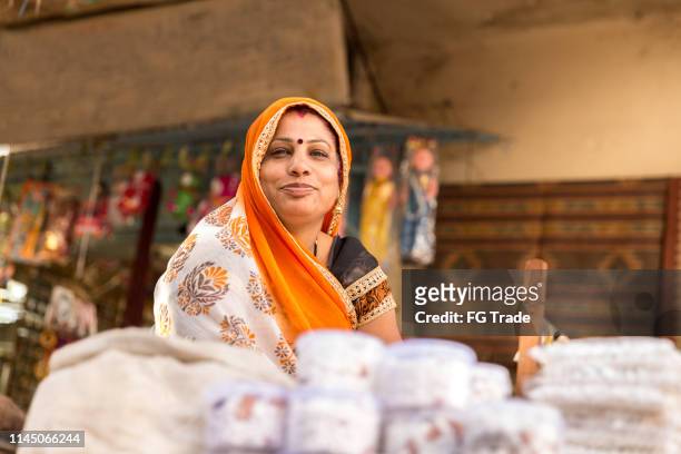 donna venditore di indian street - etnia foto e immagini stock