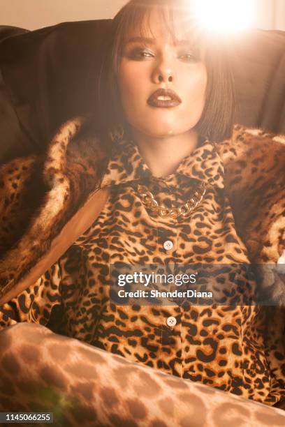 donna con taglio di capelli corto nero in abiti leopardati - pelle di leopardo foto e immagini stock