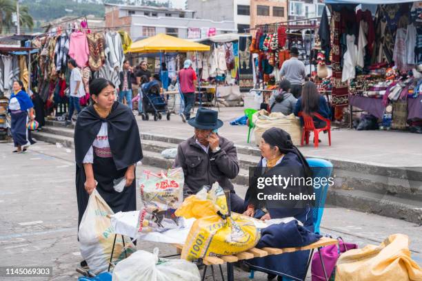 traditionell marknad i otavalo - ecuador bildbanksfoton och bilder