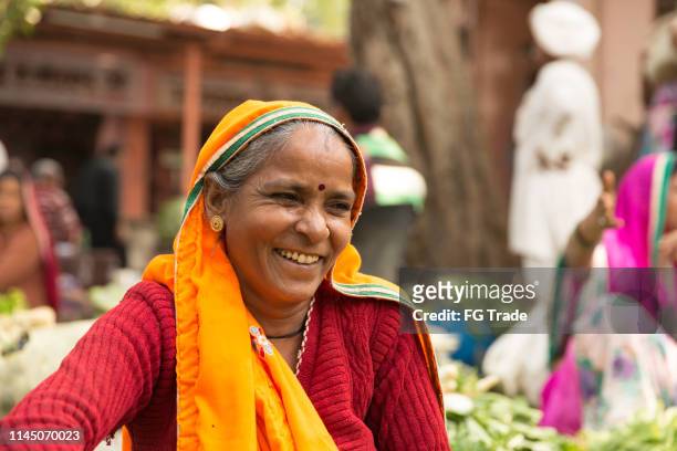 street vendor indian woman smiling - rajasthani women stock-fotos und bilder