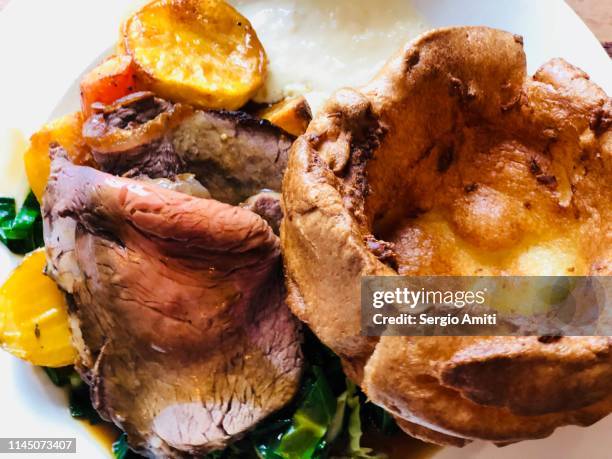 roast beef with yorkshire pudding - roast beef dinner stock pictures, royalty-free photos & images