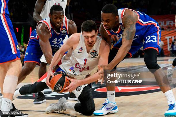 Anadolu Efes' US-Armenian centre Bryant Dunston and Anadolu Efes' US forward James Anderson challenge CSKA Moscow's French guard Nando De Colo during...