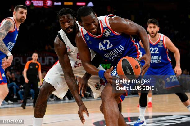 Moscow's US centre Othello Hunter challenges Anadolu Efes' US-Armenian centre Bryant Dunston during the EuroLeague final basketball match between...