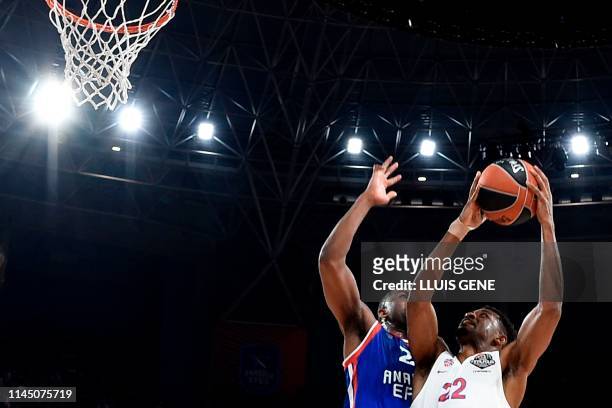 Anadolu Efes' US forward James Anderson challenges CSKA Moscow's US guard Cory Higgins during the EuroLeague final basketball match between Anadolu...