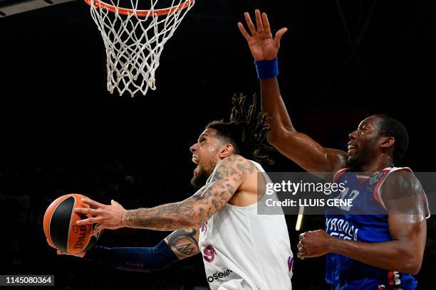 Anadolu Efes' US-Armenian centre Bryant Dunston challenges CSKA Moscow's Italian guard Daniel Hackett during the EuroLeague final basketball match...