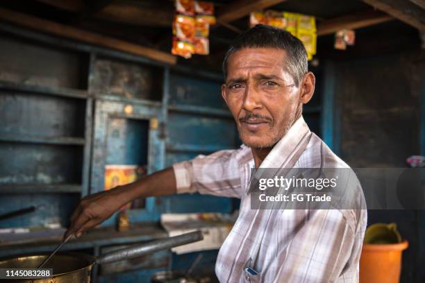 verkäufer von small business street vendor indian owner - poor area stock-fotos und bilder