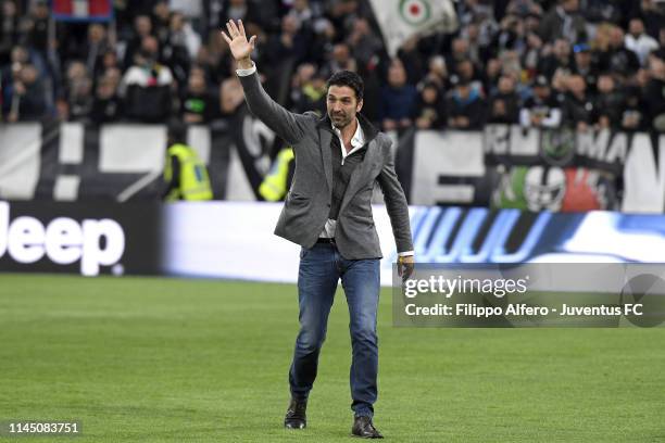 Ex Juventus goalkeeper Gianluigi Buffon greets the fans before the Serie A match between Juventus and Atalanta BC on May 19, 2019 in Turin, Italy.