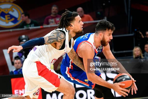 Moscow's Italian guard Daniel Hackett challenges Anadolu Efes' US forward James Anderson during the EuroLeague final basketball match between Anadolu...