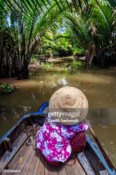 femme vietnamienne ramant un bateau, delta du fleuve mékong, vietnam - chapeau chinois photos et images de collection