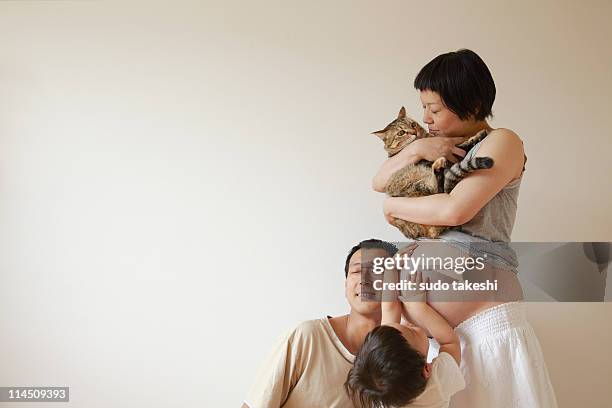 families gather in the belly of pregnant woman. - asian pregnant woman white background photos et images de collection
