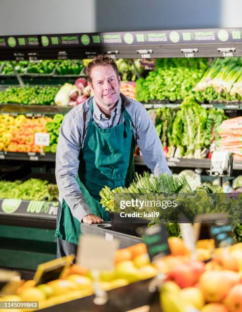 homme travaillant dans l’allée de produit de supermarché - produce aisle photos et images de collection