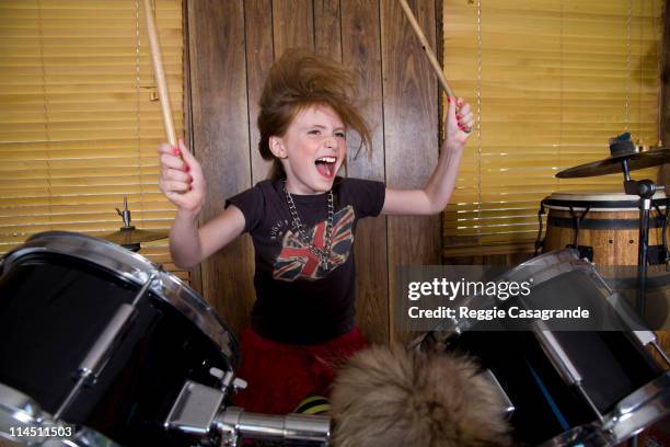 little rockers - drum photos et images de collection