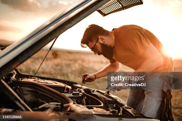 ik hou van mijn motor - car repair stockfoto's en -beelden