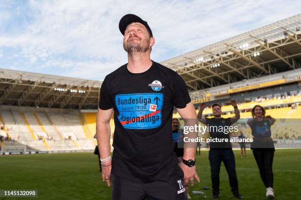 May 2019, Saxony, Dresden: Soccer: 2nd Bundesliga, Dynamo Dresden - SC Paderborn 07, 34th matchday in Rudolf Harbig Stadium. Coach Steffen Baumgart...