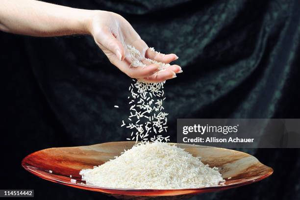 falling rice - arroz fotografías e imágenes de stock