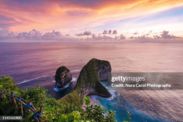 sunset at kelinking beach nusa penida - nusa penida stock-fotos und bilder