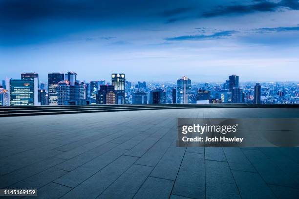 city  rooftop  and  parking  lot - japan skyline stock-fotos und bilder