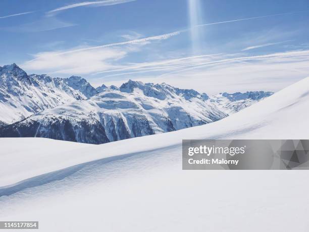 panoramic view of snowcapped mountain range. - イシュグル ストックフォトと画像