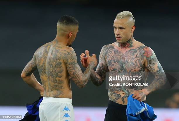 Napoli's Brazilian midfielder Allan and Inter Milan's Belgian midfielder Radja Nainggolan exchange the jerseys showing their tattoos at the end of...