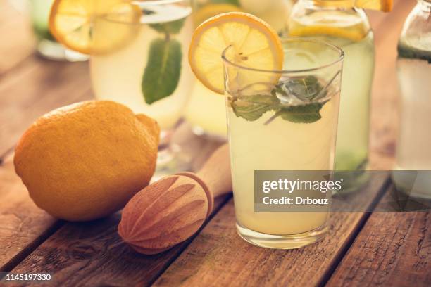 frisch gemachte limonade aus glas, nahaufnahme - zitronensaft stock-fotos und bilder