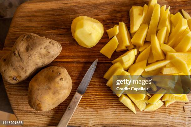 cuisine - découpe de pomme de terre - chopping stock pictures, royalty-free photos & images