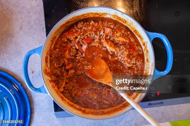 cuisine - plat de sauce bolognaise qui mijote dans un faitout. - bolognese sauce stock pictures, royalty-free photos & images