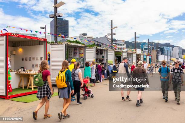 kunsthandwerkstühle in wellington, neuseeland - wellington new zealand stock-fotos und bilder