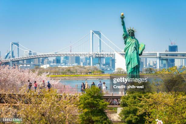 statue of liberty and rainbow bridge in tokyo japan - replica statue of liberty odaiba stock pictures, royalty-free photos & images