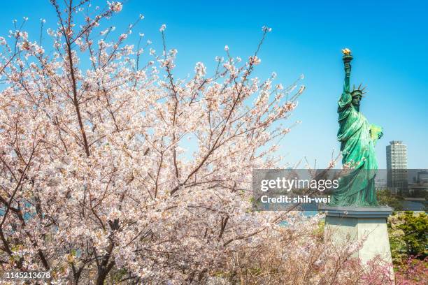 statue of liberty and rainbow bridge in tokyo japan - replica statue of liberty odaiba stock pictures, royalty-free photos & images