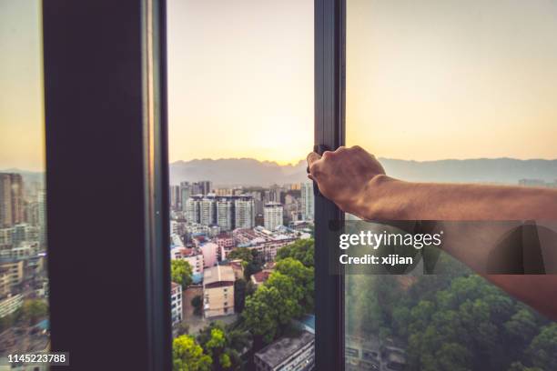 buenos días, ventana abierta - marco de ventana fotografías e imágenes de stock