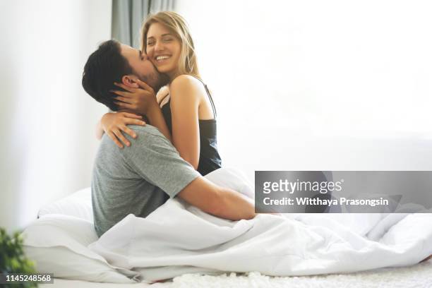 happy lover kissing and hugging - couple and kiss and bedroom - fotografias e filmes do acervo