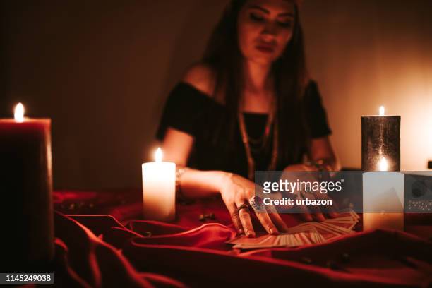spåkvinnan läsning tarot - ceremony bildbanksfoton och bilder