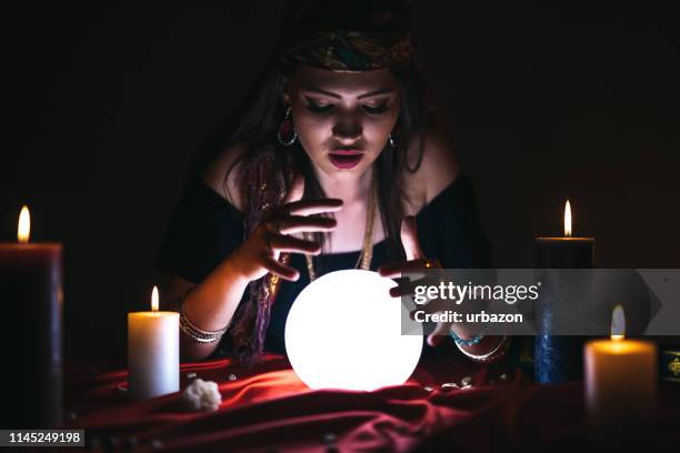 caissier de fortune et sphère de cristal - boule de cristal photos et images de collection