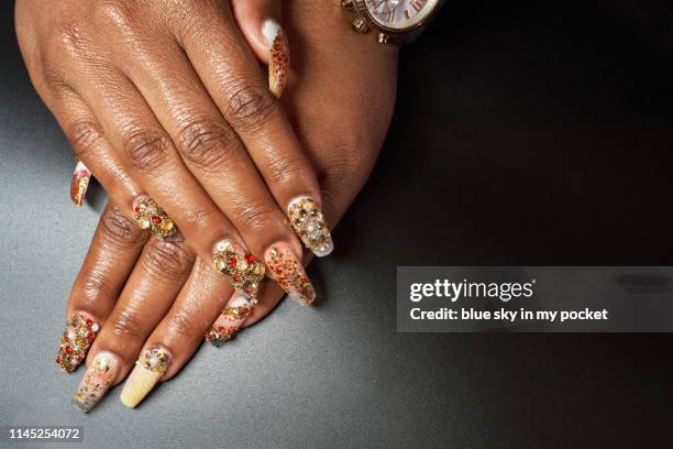 a close-up of a manicured hand and chandelier nails - nail art 個照片及圖片檔