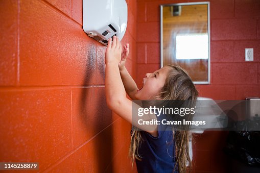 56 fotos de stock e banco de imagens de Air Hand Dryer - Getty