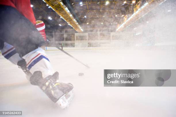 eishockey-spieler spielen eishockey - ice hockey glove stock-fotos und bilder