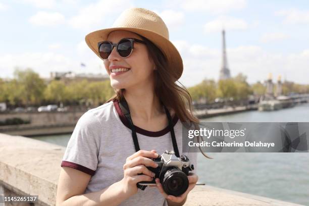 portrait of a young woman visiting paris - paris travel stock pictures, royalty-free photos & images