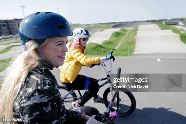 portrait of women on bmxs at cycle park - bmx track london - fotografias e filmes do acervo