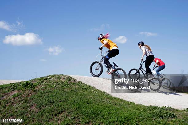 young women racing bmxs on racing track - bmx track london - fotografias e filmes do acervo