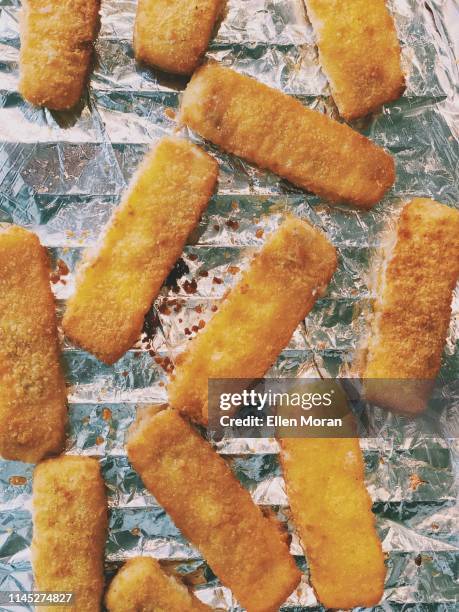 fish fingers - fish fingers stockfoto's en -beelden