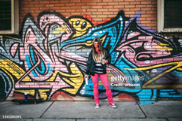 graffiti-künstler mit sprühfarbe - graffiti wand stock-fotos und bilder