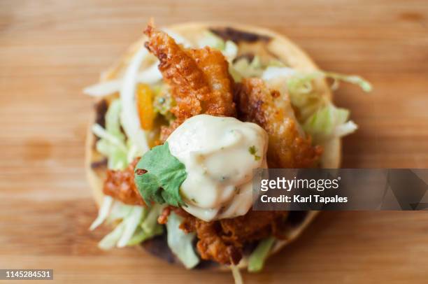 a close-up view of fish taco - fish chips stockfoto's en -beelden