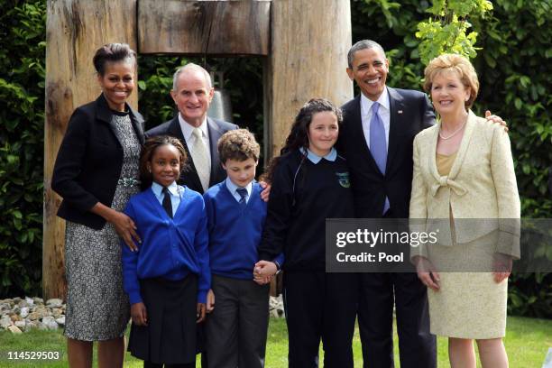 First lady Michelle Obama, Dr. Martin McAleese, U.S. President Barack Obama and Irish President Mary McAleese pose with school children Onyedika...