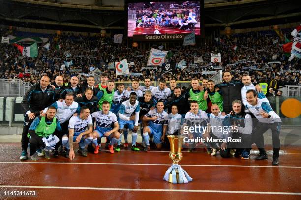 Lazio players celebrate with the TIM Cup trophy after the Serie A match between SS Lazio and Bologna FC at Stadio Olimpico on May 20, 2019 in Rome,...