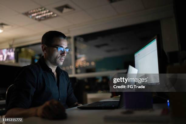 homem de negócios que trabalha tarde no escritório - reflexo efeito de luz - fotografias e filmes do acervo