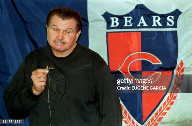 Mike Ditka speaks at a news conference 05 January 1993 after being fired as head football coach of the Chicago Bears by team president Michael...